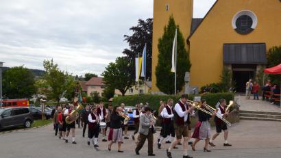 Bild: gi
Die Moosbacher Blasmusik spielte die Vereine, Gemeinde-, Pfarrgemeinde- und Kirchenräte zum Festgottesdienst in die Filialkirche Tröbes, die dem Kirchenpatron Johannes den Täufer geweiht ist.