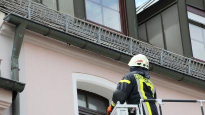 Bild: jma
Ein Feuerwehrmann befreit die Schwalbe aus der Dachrinne.