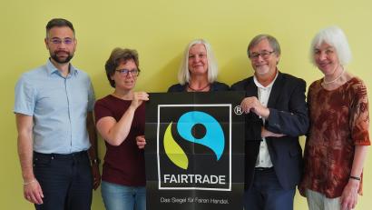 Bild: Bühner, Siegfried [SBÜ]
Organisationsgruppe der Wanderausstellung zum fairen Welthandel (von links) Alexander Herzner vom Institut für Nachhaltigkeit der OTH Amberg-Weiden, Annette Rösel vom Weltladen Weiden, Ccrnelia Völkl von der Wirtschaftsförderung der Stadt Weiden,  Veit Wagner von der Agenda 21 und Christa Burzer von der KAB Weiden