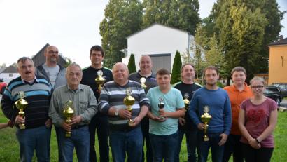 Bild: dob
Schützenmeister Rainer Hengstl (Zweiter von links) und Sportleiter Robert Diermeier (Vierter von links) überreichen den besten Schützen die Pokale und Urkunden. Bester Nachwuchsschütze ist Sandro Hengstl (Fünfter von rechts).
