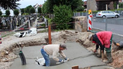 Bild: cs
Die Arbeiten am Fundament der Friedhofstoilette sind inzwischen abgeschlossen.