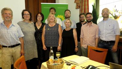 Bild: Hirsch
Bei der Kreisversammlung der „Grünen“ lehnten Rudi Sommer, Claudia Müller-Völkl, Petra Huber, Elisabeth Bauer, Johannes Feicht, Marion Juniec-Möller, Benjamin Quaas, Andreas Winterstein, Sirko Galz und Norbert Wein (von links) die geplante Umgehungsstraße im Städtedreieck ab.