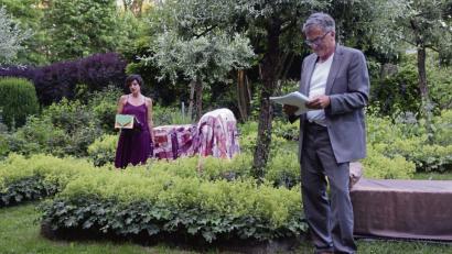 Bild: Susanne Wolke
Eva Sixt (Melissa) und Martin Hofer (Andy) betreiben schriftliche Konversation inmitten der üppigen Kulisse des Hesperidengartens.