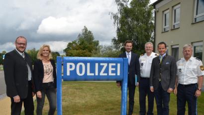 Bild: dob
Bundestagsabgeordneter Albert Rupprecht, Landtagskandidat Stephan Oetzinger (Zweiter und Vierter von rechts) sowie Landrat Andreas Meier und stellvertretende CSU-Kreisvorsitzende Andrea Lang (von links) treffen sich mit Erstem Polizeihauptkommissar Siegfried Meckl und dem Oberpfälzer Polizeipräsident Gerold Mahlmeister (Erster und Dritter von rechts).