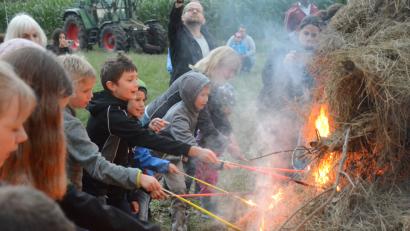 Bild: Kunz, Helmut [uz] (HELMUT.KUNZ-WEIDEN@T-ONLINE.DE)
Die Kinder durften am Freitagabend das Johannisfeuer bei der KAB Weiden-Ost am Zollhaus entzünden. Bild: Kunz