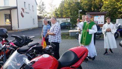Bild: whw
Pfarrer Edmund Prechtl segnet Zwei- und Vierräder beim Gottesdienst.
