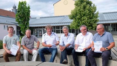 Bild: twi
Lehrer Sebastian Kollacks, Rektor Siegfried Seeliger, stellvertretender BLSV-Vorsitzender Michael Günther, stellvertretender Landrat Joachim Hanisch, Bürgermeister Richard Tischler und BLSV-Kreisvorsitzender Roger Anders (von links) präsentierten das Sportfest-Programm.