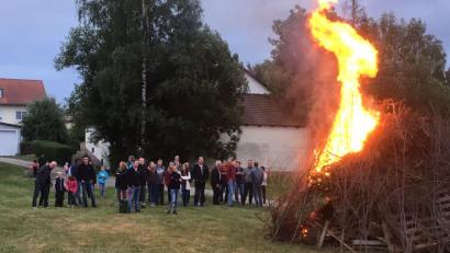 Bild: sl
Das Johannisfeuer sorgt für Wärme.