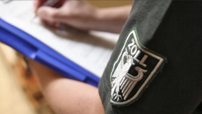 Bild: Bildungs- und Wissenschaftszentrum der Bundesfinanzverwaltung
Schwarzarbeit: Ein Firmeninhaber aus dem Landkreis Schwandorf blieb Sozialabgaben und Beiträge in Höhe von 44.000 Euro schuldig.