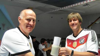 Bild: hl
Vorsitzender Christian Lukas (rechts) dankt seinem ehemaligen Stellvertreter Richard Kopp für 40 Jahre Einsatz beim Sportverein als Spieler, Betreuer und Vorstandsmitglied.