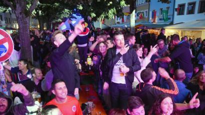 Bild: Schönberger
Der Garant für Stimmung am Bürgerfest, die Band "Highline", kommt auch heuer bei den Gästen am Unteren Markt an.