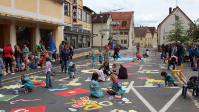Bild: stg
Während die Kinder beim Malen Vollgas geben, sollen ihre Werke Autofahrer dazu animieren, langsam an der KIndertagesstätte vorbeizufahren.