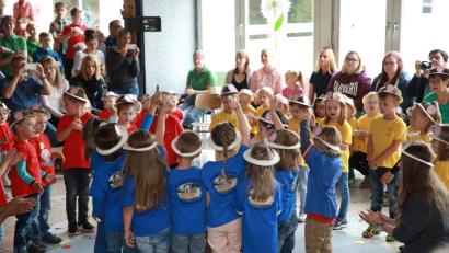 Bild: njn
Auf die Suche nach den Wundersteinen begeben sich die Kindergartenmäuse beim Sommerfest des St. Elisabeth-Kindergartens.