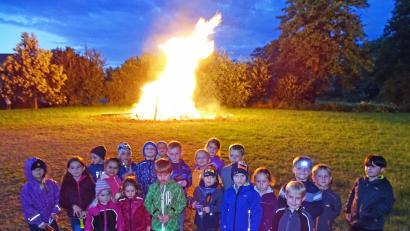 Bild: rdo
Aufgeweckt nehmen die Kinder des Kindergartens St. Wolfgang am Johannisfeuer des OWV Rothenstadt teil und singen ein Lied zur Sommersonnwende.