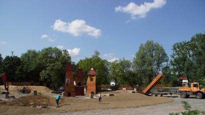 Bild: mmj
Die Humusschicht ist auf die vom Bauhof modellierte Spielelandschaft aufgetragen.