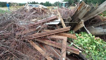 Bild: dob
Auf dem Steinbühl brachten illegale Müllsünder Materialien vorbei die nicht ins Johannisfeuer gehören. Die Feuerwehr hatte die Arbeit, bevor das Feuer in den Abendhimmel lodern durfte.  Die Polizei warnt jedes Jahr aufs Neue.