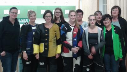 Bild: kdi
Nach dem Wettkampf haben sich die Damen des Stiftlandgaues noch mit Gaudamenleiterin Angela Petersohn (rechts) zum Foto aufgestellt.