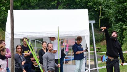 Bild: Hartl
Das Saustechen beim Altstadtfest ist ein Kult-Wettbewerb, bei dem immer viele ehrgeizige Teilnehmer ihre Speere in Richtung Ziel schleudern.