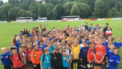 Bild: rn
Nach spannenden Spielen haben sich die Grundschulen Eschenbach und Weiherhammer für die Endrunde qualifiziert. Auf das Gruppenbild dürfen aber alle Teilnehmer.