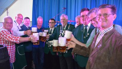 Bild: jr
Ein Prost aufs Rawetzer Schützenfest: Festwirt Armin Reichelt und Oberbürgermeister Oliver Weigel (von links) sowie Otto und Andreas Nothhaft (von rechts) prosten sich und den Schützen zu.