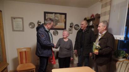 Bild: tkr
Eine Abordnung der Dorfgemeinschaft Wildstein dankte Anna Klier für die langjährige Pflege der Kapelle.