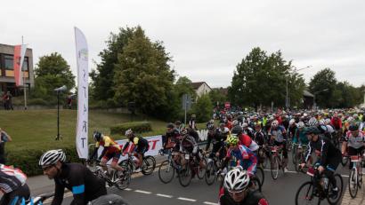 Bild: Trott, David
Schon beim ersten Start sind mehrere Hundert Fahrer dabei und machen sich auf zu den großen Touren.