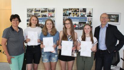 Bild: lg
Die Schülerinnen erzielten Erfolge im Einzelwettbewerb des Faches Latein. Schulleiter Ludwig Pfeiffer (rechts) und Fachbetreuerin Monika Krauß (links) überreichten Urkunden und Sachpreise.