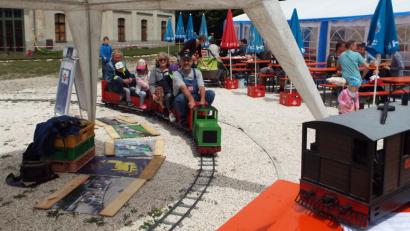 Bild: e
Wer kann da widerstehen, auf so einem süßen Zug ums Gelände zu tuckern? Kleine können es beim Drehscheibenfest ebenso wenig wie Große.