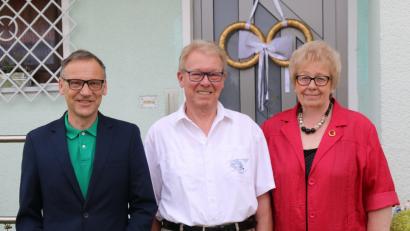 Bild: kdi
Bürgermeister Bernd Sommer zusammen mit Sebastian und Regina Zeitler, die Gold-Hochzeit feierten.