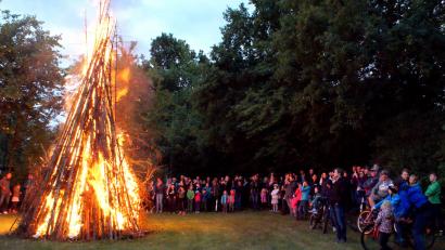 Bild: Kreuzer, Reinhard [KZR]
Hoch lodern die Flammen des Neunkirchener Johannisfeuers.