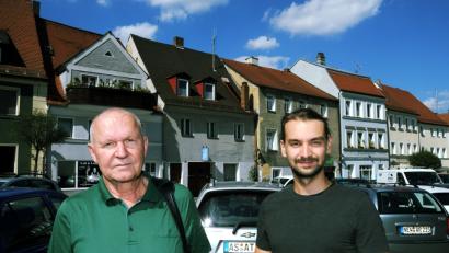 Bild: (gfr)
Am Malteserplatz kritisierten Eberhard Meier (l.) und Manuel Werthner (r.)  die  heruntergekommenen „Elendshütten“, ein nicht hinzunehmender Leerstand, den aber die Immobilieneigentümer zu verantworten haben, die Stadt könne nur bei einsturzgefährdenden Häusern eingreifen.