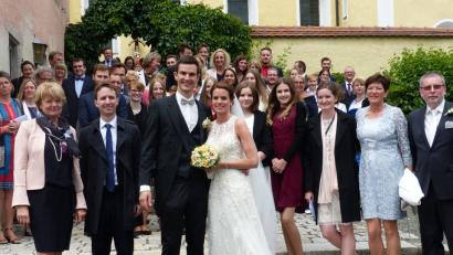 Bild: Schärtl, Sieglinde [sl]
Das frisch getraute Paar im Kreise seiner Eltern, Geschwister, Trauzeugen, Verwandte und Freunde vor dem Kirchenportal in Michldorf.