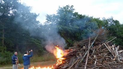 Bild: sl
Pfarrer Adam Nieciecki segnete das Feuer, das zuvor Vorsitzender Robert Zirngibl entzündete.
