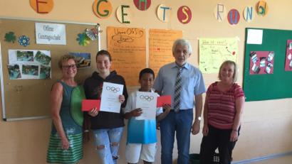 Bild: lhc
Olympische Ringe auf den Urkunden: Betreuerin Sigrid Luber, die Sieger Elouisa Rother und Gabriel Mallard, Direktor Wolfgang Pfeifer und Gruppenleiterin Christine Mehlhorn (von links) freuten sich bei der Siegerehrung über die gelungene Sommerolympiade der Ganztagsschule an der Walter-Höllerer-Realschule.