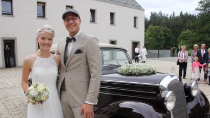 Bild: Konrad Rosner
Lena Kasseckert und Daniel Bäuml vor ihrem Hochzeitsauto, ein Oldtimer.