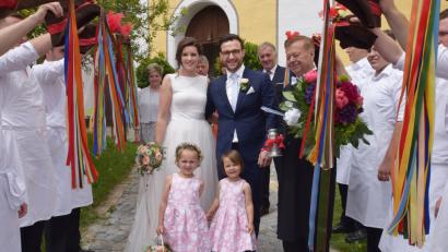Bild: no
Die Frischvermählten schritten durch ein langes Spalier, auf dem Bild sind sie gerade bei den Kirwaburschen aus Nürnberg/Neuhof.