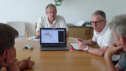 Bild: br
Am Laptop informiert Manfred Gebhardt (Zweiter von rechts) von der Innovativen Kommunikations-Technologien (I-KT) Manstorfer und Hecht  interessierte Bürger aus den Weilern der Gemeinde Schlammersdorf über den weiteren Breitbandausbau beim zweiten Förderverfahren. Bürgermeister Gerhard Löckler (Bildmitte hinten) hatte zu den Informationsgespräch eingeladen.