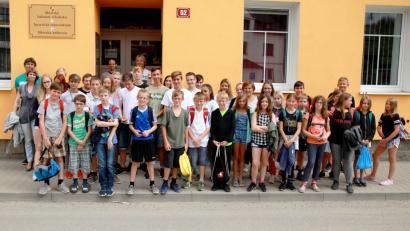 Bild: njn
Die deutschen und tschechischen Schüler sind in Plesna der Geschichte auf der Spur. Gemeinsam mit (von links) Jugendsozialarbeiter Jörg Wetzel und Lehrerin Michaela Suleková sowie (hinten, von links) Jan Nedvéd vom Museum Karlsbad und Plesnas Bürgermeister Petr Schaller lernen sie .