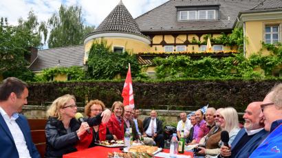 Bild: Petra Hartl
SPD-Landtagskandidat Uwe Bergmann und Landesvorsitzende Natascha Kohnen (von links) unterhalten sich auf der Vilsplätte mit Jürgen W. Ruttmann (Zweiter von rechts) und anderen Parteianhängern teils sehr amüsiert über ihre Lebenserfahrungen und aktuelle politische Themen.