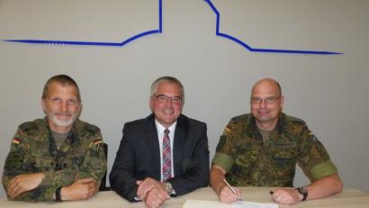 Bild: Völkl
Antrittsbesuch bei Bürgermeister Richard Tischler: Obersteutnant Stefan Reiße und sein Nachfolger, der neue Kommandeur Peer Papenbroock, trugen sich ins Gästebuch der Stadt Pfreimd ein.