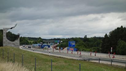 Bild: fjo
Die Sanierung der Autobahnbrücke bei Waidhaus erleichtert den Verkehrsfluss zwischen Deutschland und Tschechien.