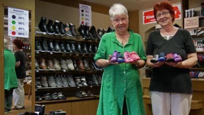 Bild: tr
Jutta Hösl und Hannelore Schafferhans (von links) verkaufen die letzten Schuhe im Laden.