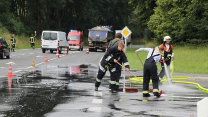 Bild: jma
Mit Besen und Schlauch versuchen die Einsatzkräfte die Straße zu reinigen.