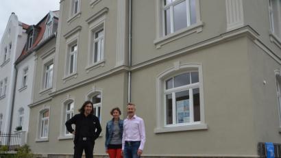 Bild: dob
Das Ehepaar Ritzka (rechts) und Architekt Volker Schwab (links) sanieren behutsam und mit viel Gespür zwei ortsbildprägende Jahrhundertwende-Häuser und erhalten bei der "Architektour" viel Lob von den Besuchern, die angesichts der Schönheit der Häuser nicht schlecht staunen.