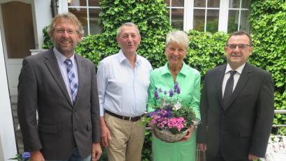 Bild: jzk
Stadtpfarrer Konrad Amschl (rechts) und zweiter Bürgermeister Hermann Schraml (links) gratulieren Alois und Gerlinde Bayer zur goldenen Hochzeit.