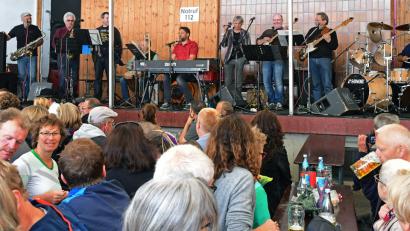 Bild: Petra Hartl
Die Jellycreek-Rosemountain Company kündigte am Sonntag im Fuchsbeck-Brauereihof ihren Rückzug an.