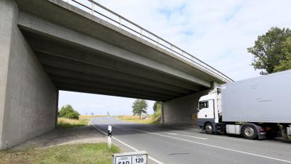 Bild: Hösamer
Die Brücke der Bundesstraße 85 über die Kreisstraße 22 bei Fronberg wird saniert.