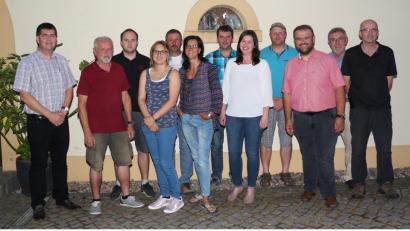 Bild: rpp
Dem Festausschuss gehören folgende Personen an:
Von links: Arno Stahl, Max Kirchberger, Lukas Haberkorn, Lisa Schleicher, Roland Wagner, Tanja Steinkohl, Martin Wöhrl, Andrea Heining, Martin Stangl Hans Walter, Josef Etterer, Rudi Stahl jun.
Zu Festwirten wurden Roland Wagner, Rudolf Stahl jun. und Martin Stangl ernannt.