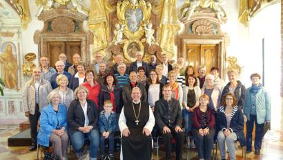 Bild: exb
Der Chor der Basilika im Festsaal der Abtei Schlierbach. In der vorderen Reihe Abt Nikolaus Thiel und rechts daneben Kirchenmusikdirektor Andreas Sagstetter.