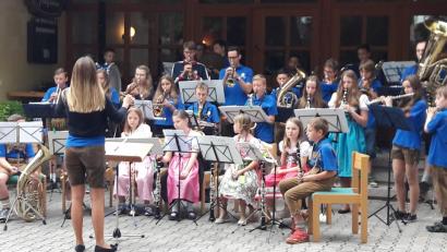 Bild: u
Der Musikzug stellt am Freitag, 29. Juni, um 17 Uhr im Pausenhof der Grund- und Mittelschule das Projekt Bläserklasse vor. Es soll mit Beginn des Schuljahres 2018/19 zum dritten Mal gestartet werden. Das aktuelle Jugendorchester bietet dazu ein buntes Programm.